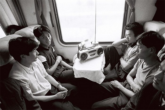 澳门十大娱乐网站是多少:火车上的中国人因病40年：相机镜头中的人情百态